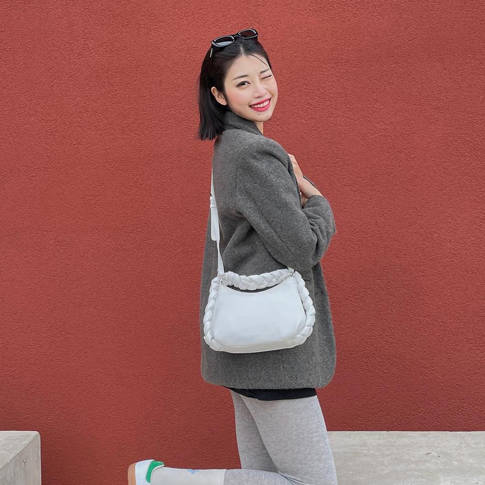 [@allneed_mj] Merr Tote Bag (White Ivory) | Karim Rashid
