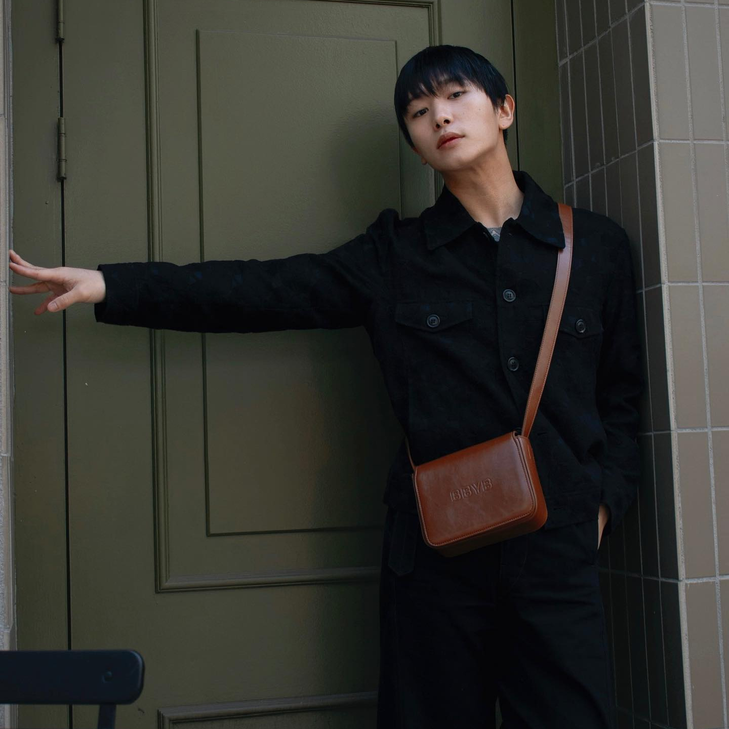 [@kkiseok2] Nov Unisex Mini Messenger (Crinkled Brown) | Karim Rashid