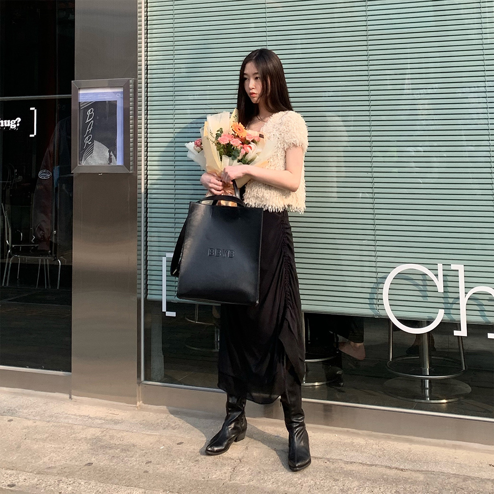 [@igluskcab] Nov Unisex Large Tote Bag (Crinkled Black) | Karim Rashid