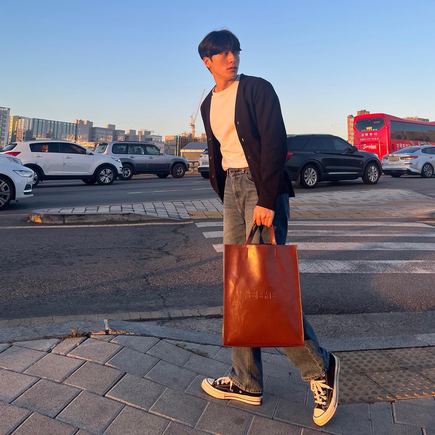 [@lifehwi] Nov Unisex Large Tote Bag (Crinkled D.Brown) | Karim Rashid