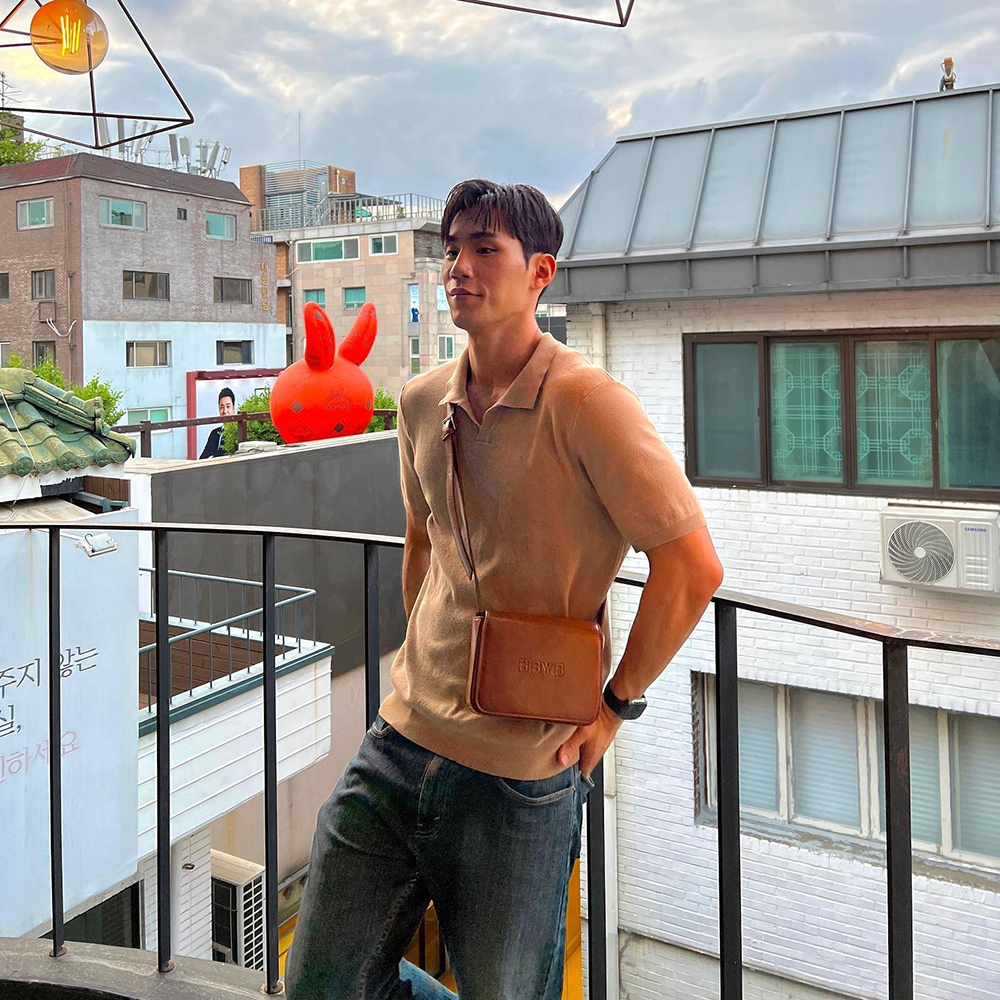 [@full0f__] Nov Unisex Mini Messenger (Crinkled Brown) | Karim Rashid