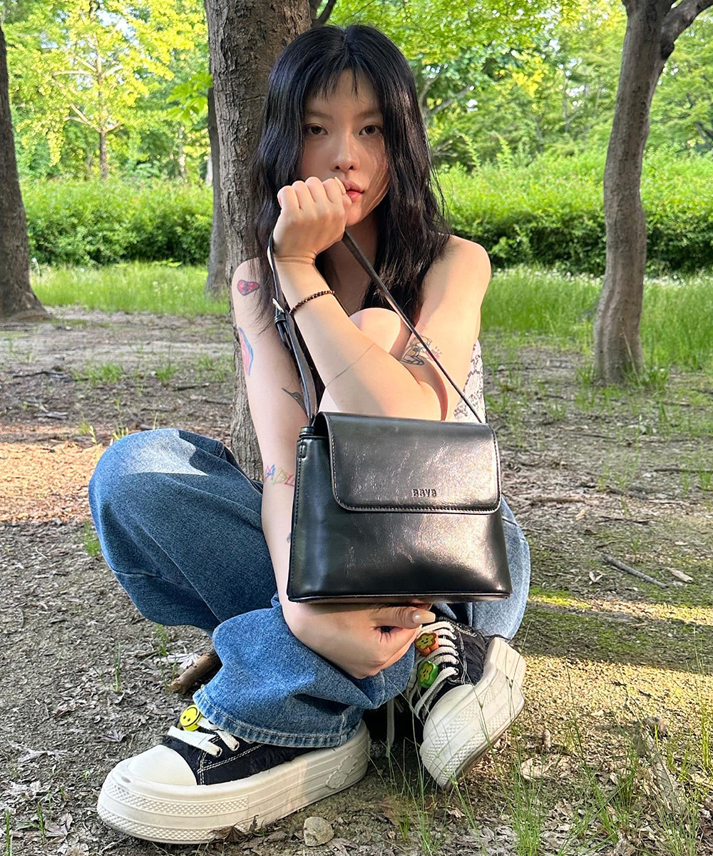 @dandell_e #OOTD BBYB Ciel Shoulder Bag (Crinkled Black)