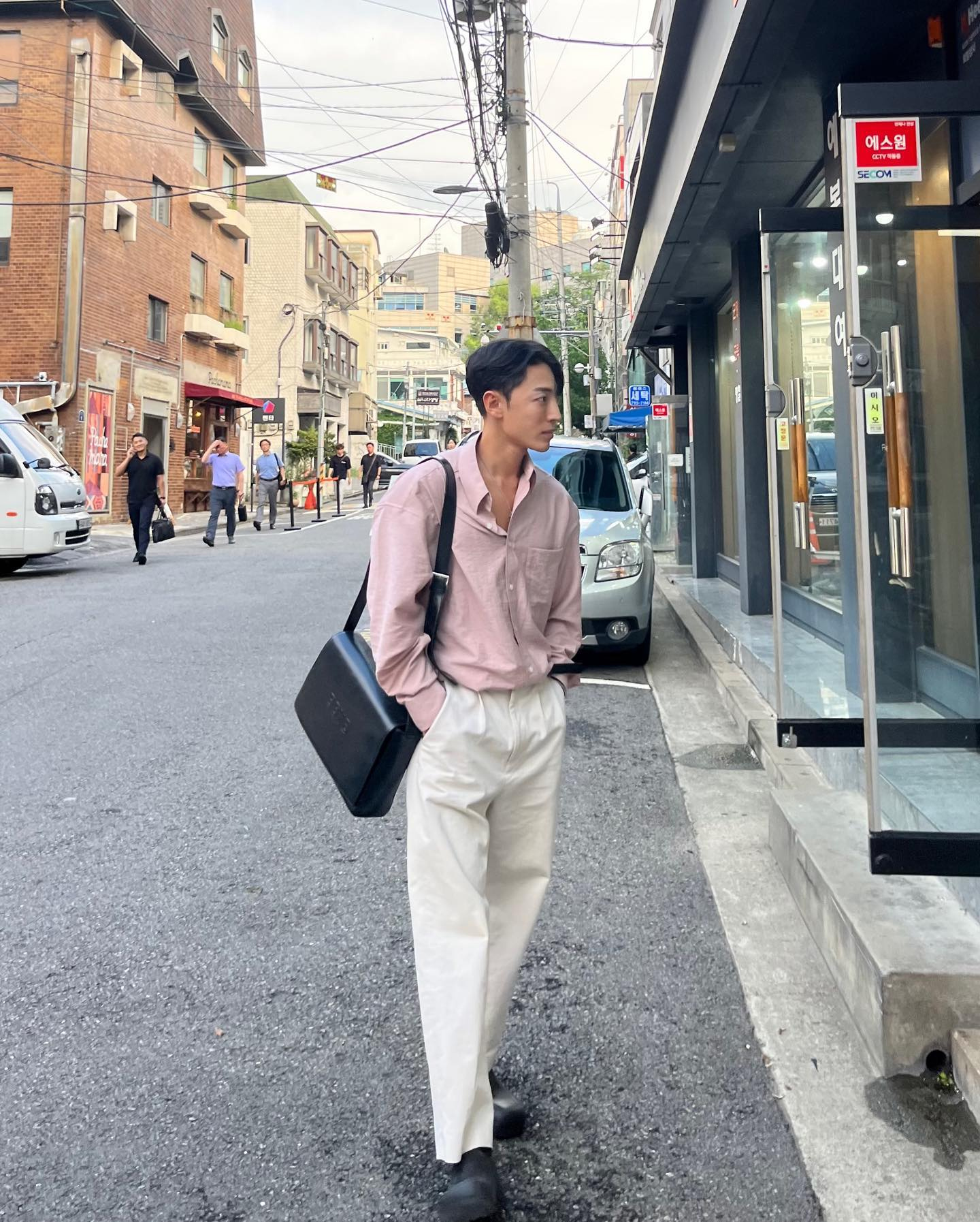 @jungun_ #OOTD @jungun_ #OOTD BBYB Nov Unisex Large Messenger (Crinkled Black)