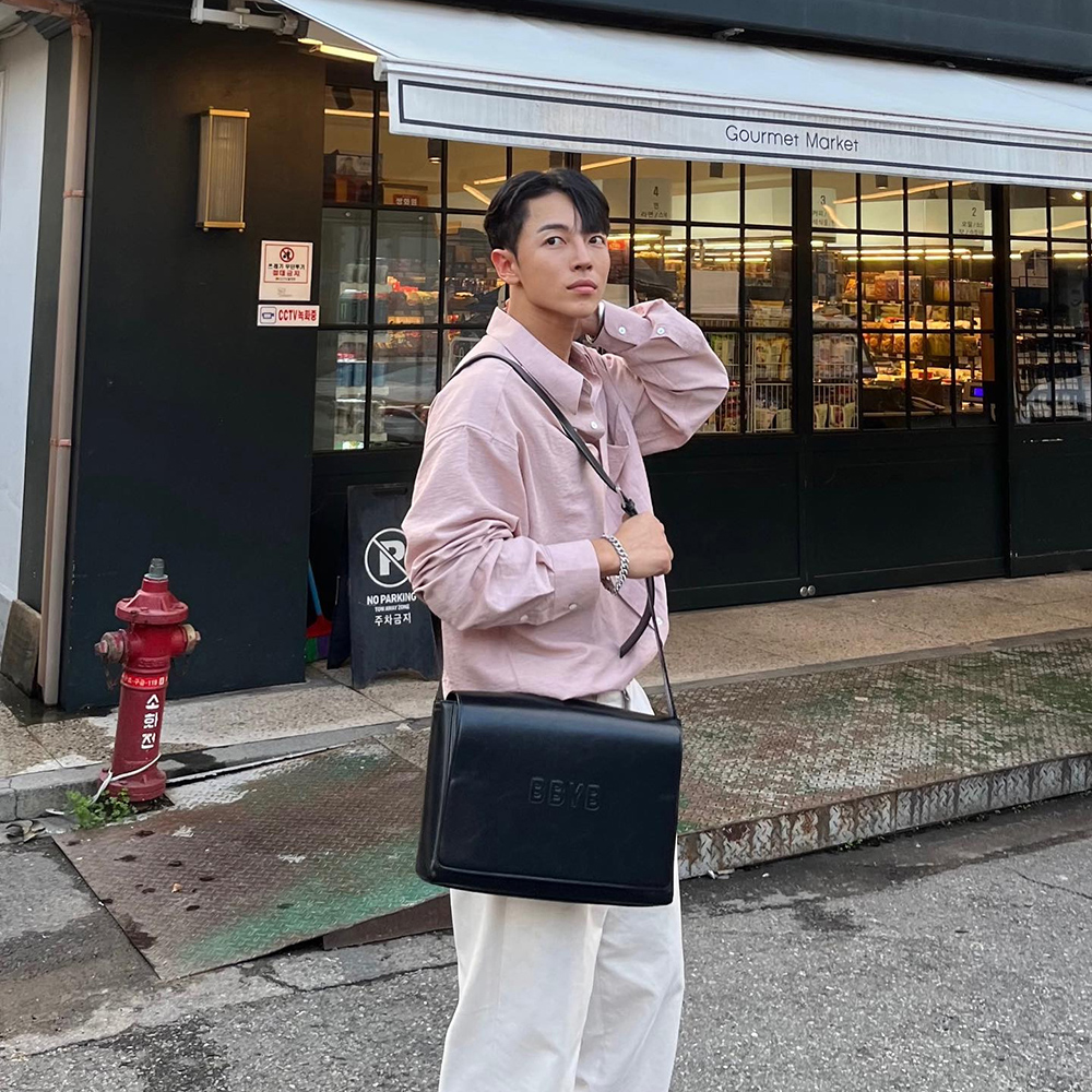 [@jungun_] Nov Unisex Large Messenger (Crinkled Black) | Karim Rashid