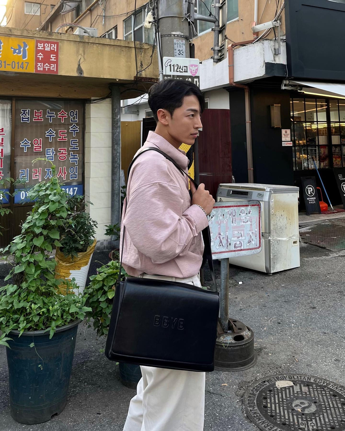 @jungun_ #OOTD @jungun_ #OOTD BBYB Nov Unisex Large Messenger (Crinkled Black)