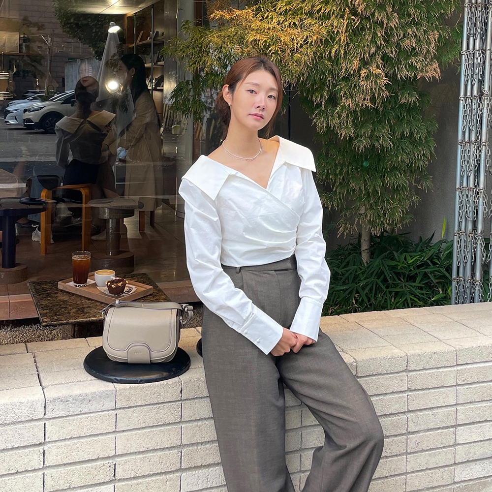 [@minguri__90] BEI Saddle Shoulder Bag (Grey Beige) | Karim Rashid
