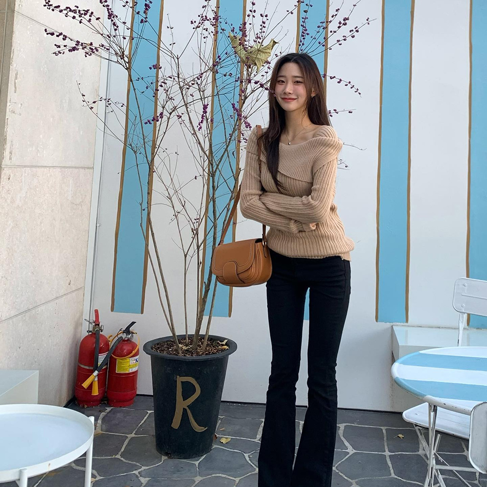 [@yvvlx] BEI Saddle Shoulder Bag (Camel) | Karim Rashid