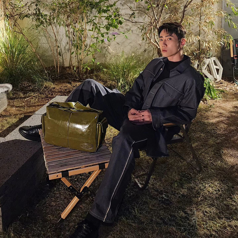 [@912.nineonetwo] TOMO Messenger Cross Bag (Khaki) | Karim Rashid