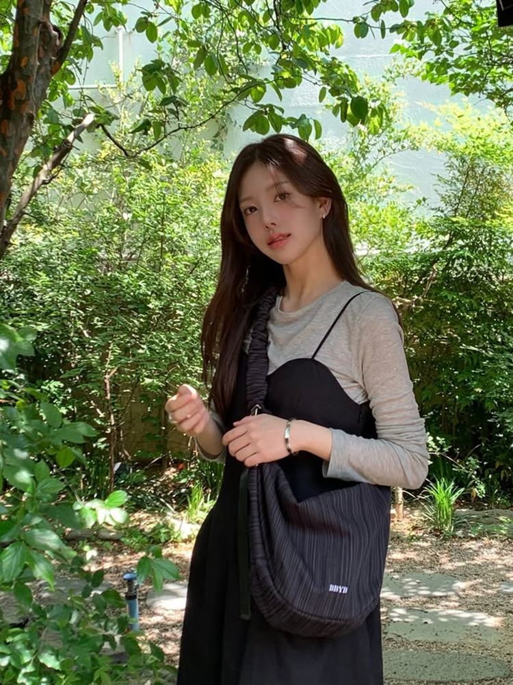 @h._cherish Noi Ruffle Large Shoulder Bag (Black)