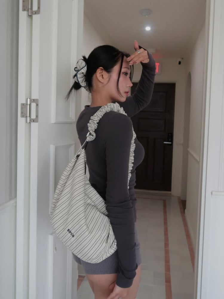 @jxxohee Noi Ruffle Large Shoulder Bag (Ivory) @jxxohee Noi Ruffle Large Shoulder Bag (Ivory)