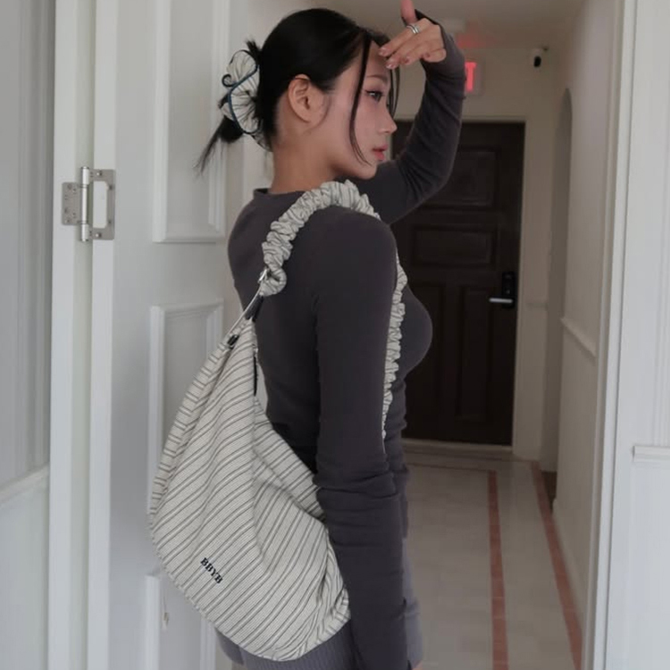 @jxxohee #OOTD @jxxohee #OOTD Noi Ruffle Large Shoulder Bag (Ivory)