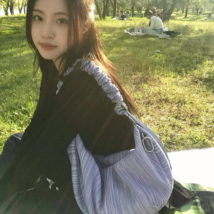 @ss.yn2 #OOTD @ss.yn2 #OOTD Noi Ruffle Large Shoulder Bag (Blue)