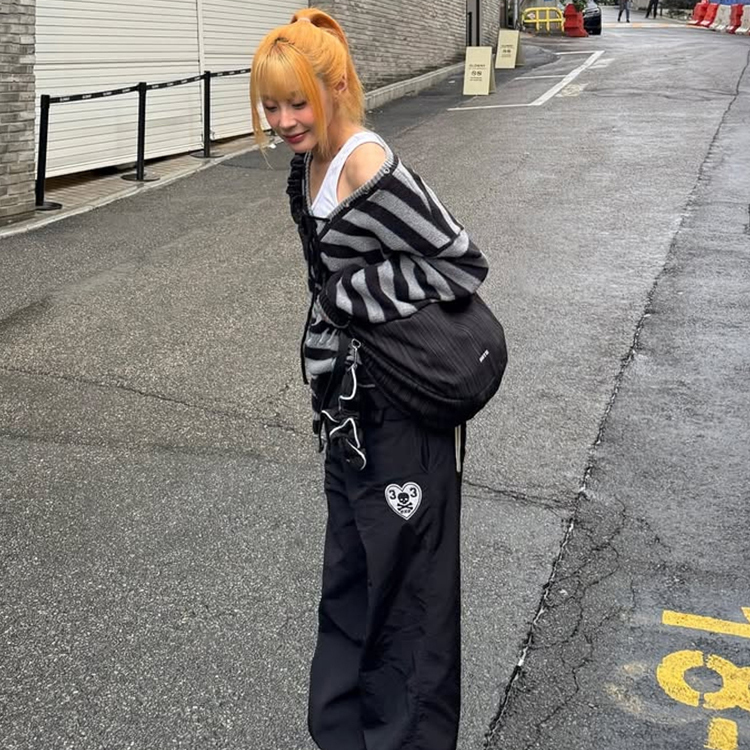 @yujunlee #OOTD @yujunlee #OOTD Noi Ruffle Large Shoulder Bag (Black)