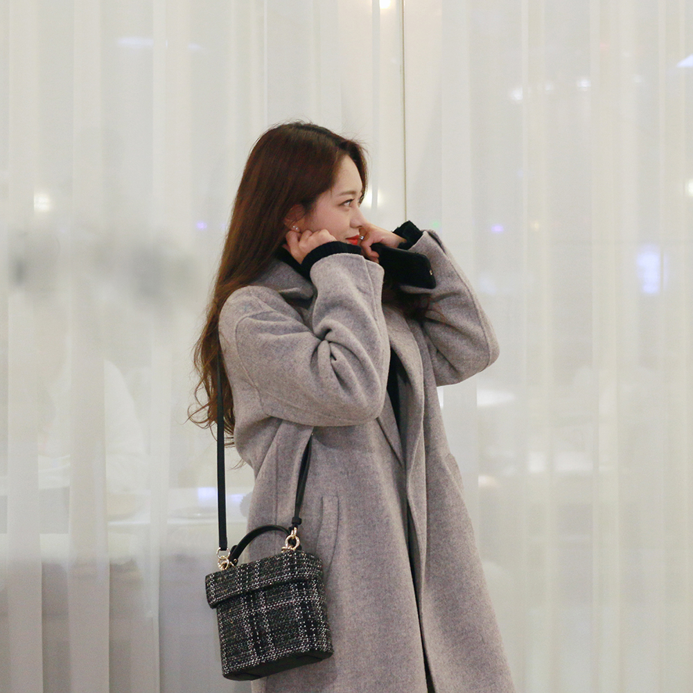 [@d0hye] Tindy Tweed Square Bag (Black) | Karim Rashid