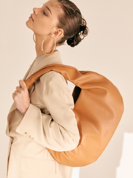 [리퍼브] Curve Shoulder Bag (Caramel Brown)