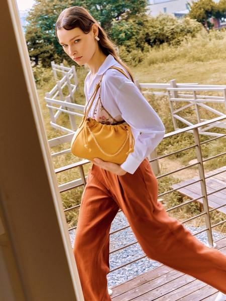 Balloon Suede Shoulder Bag (Rattan Mustard)