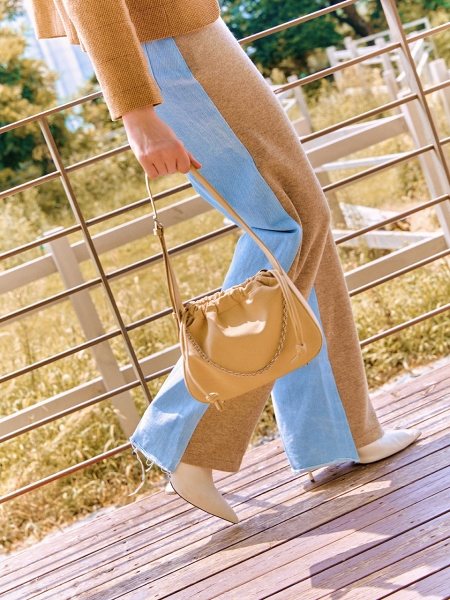 Balloon Suede Shoulder Bag (Grey Beige)