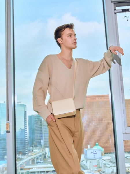 Nov Unisex Mini Messenger (Crinkled Cream)