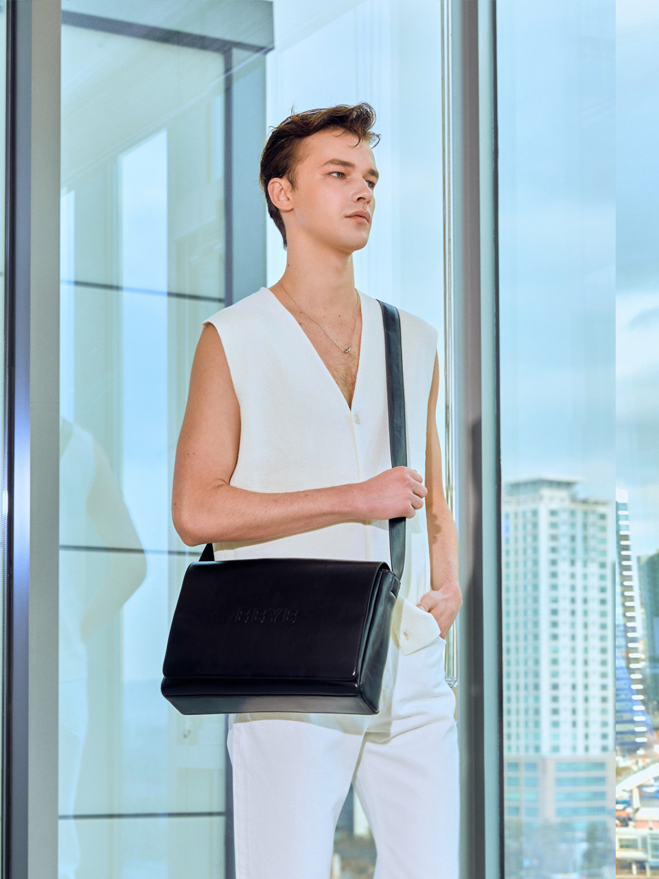 Nov Unisex Large Messenger (Crinkled Black)