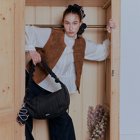 Noi Ruffle Large Shoulder Bag (Black) Noi Ruffle Large Shoulder Bag (Black)