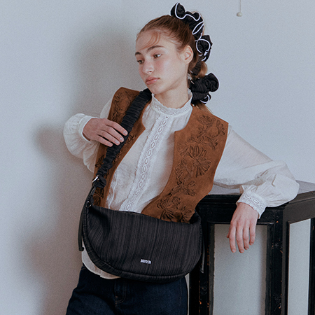 Noi Ruffle Large Shoulder Bag (Black) Noi Ruffle Large Shoulder Bag (Black)