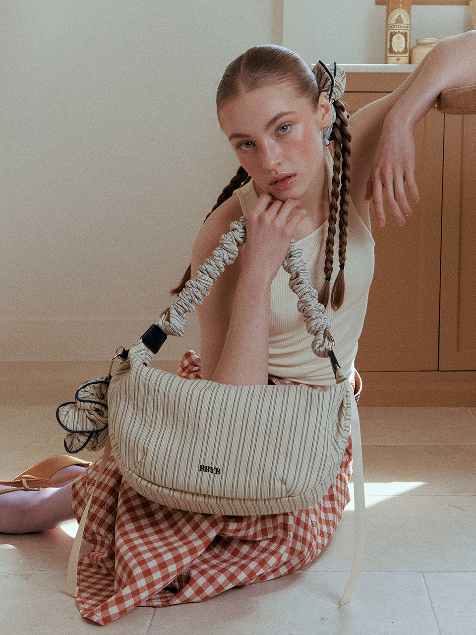 Noi Ruffle Large Shoulder Bag (Ivory)