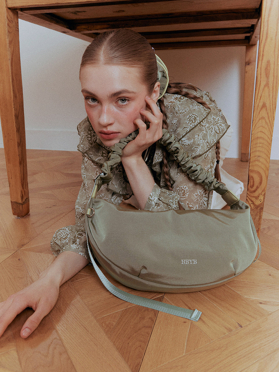 Noi Ruffle Medium Shoulder Bag (Khaki)