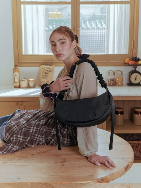 Noi Ruffle Medium Shoulder Bag (Black)