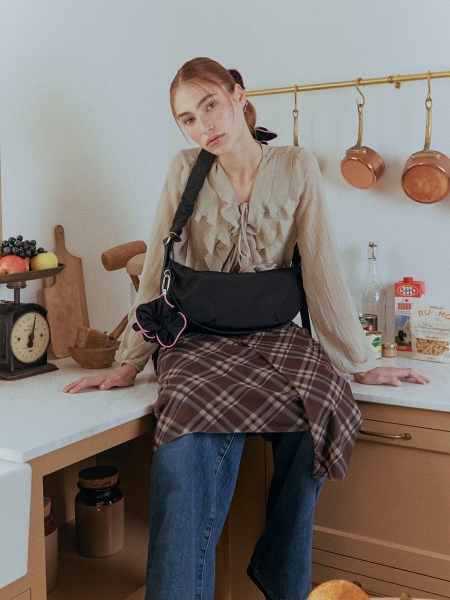 Noi Ruffle Medium Shoulder Bag (Black)