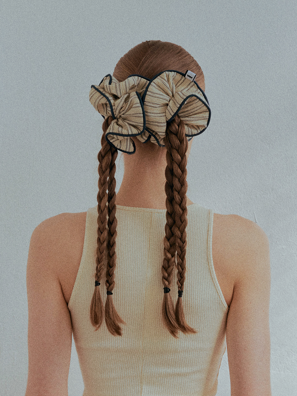 Noi Seersucker Scrunchie (Ivory)