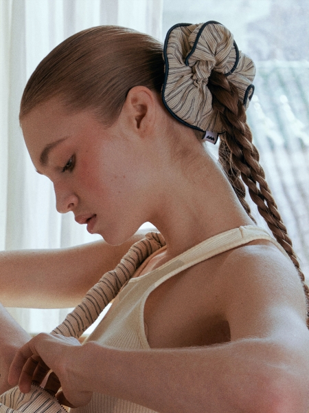 Noi Seersucker Scrunchie (Ivory)