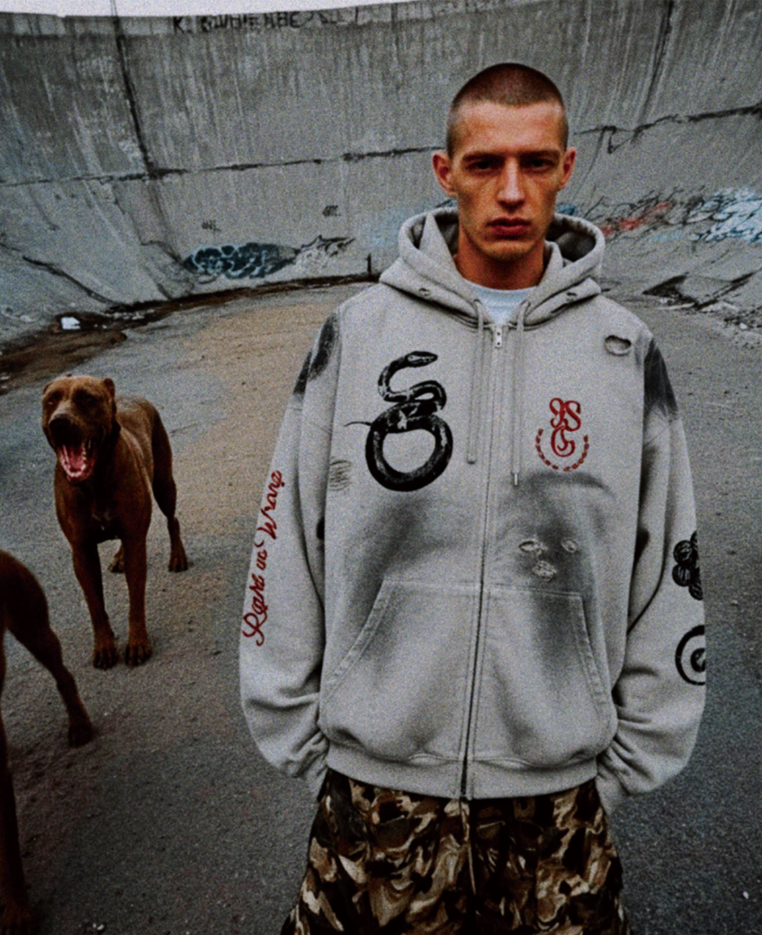 [EMPTY EXCLUSIVE] INSANE SCRATCH WASHED FLAG HOODIE_BEIGE