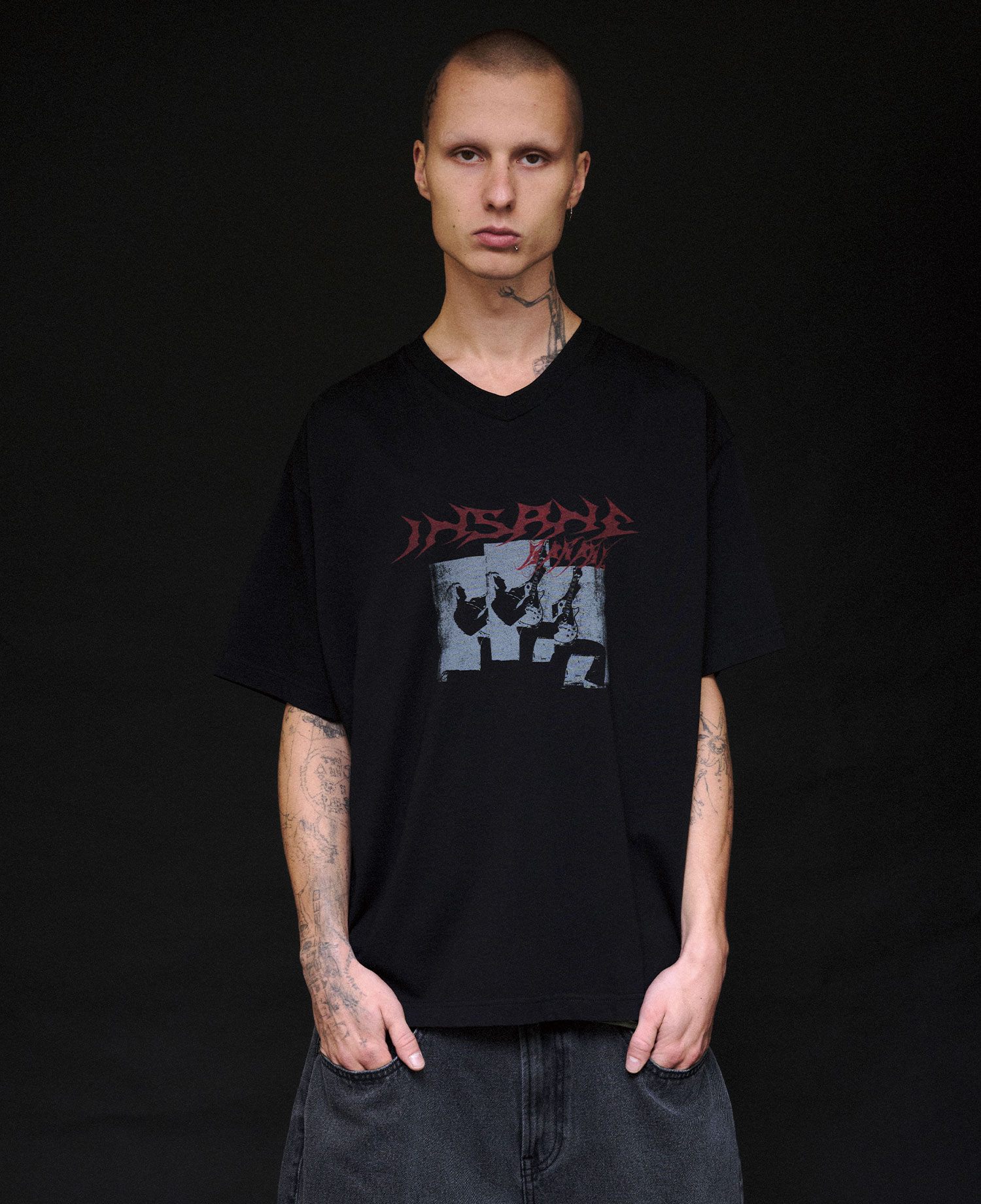 INSANE GRAPHIC V-NECK T-SHIRT_BLACK