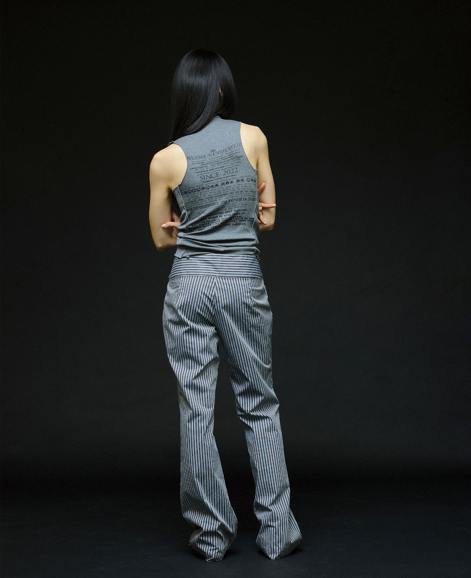 INSANE WOMEN HALF ZIP-UP SLEEVELESS_CHARCOAL