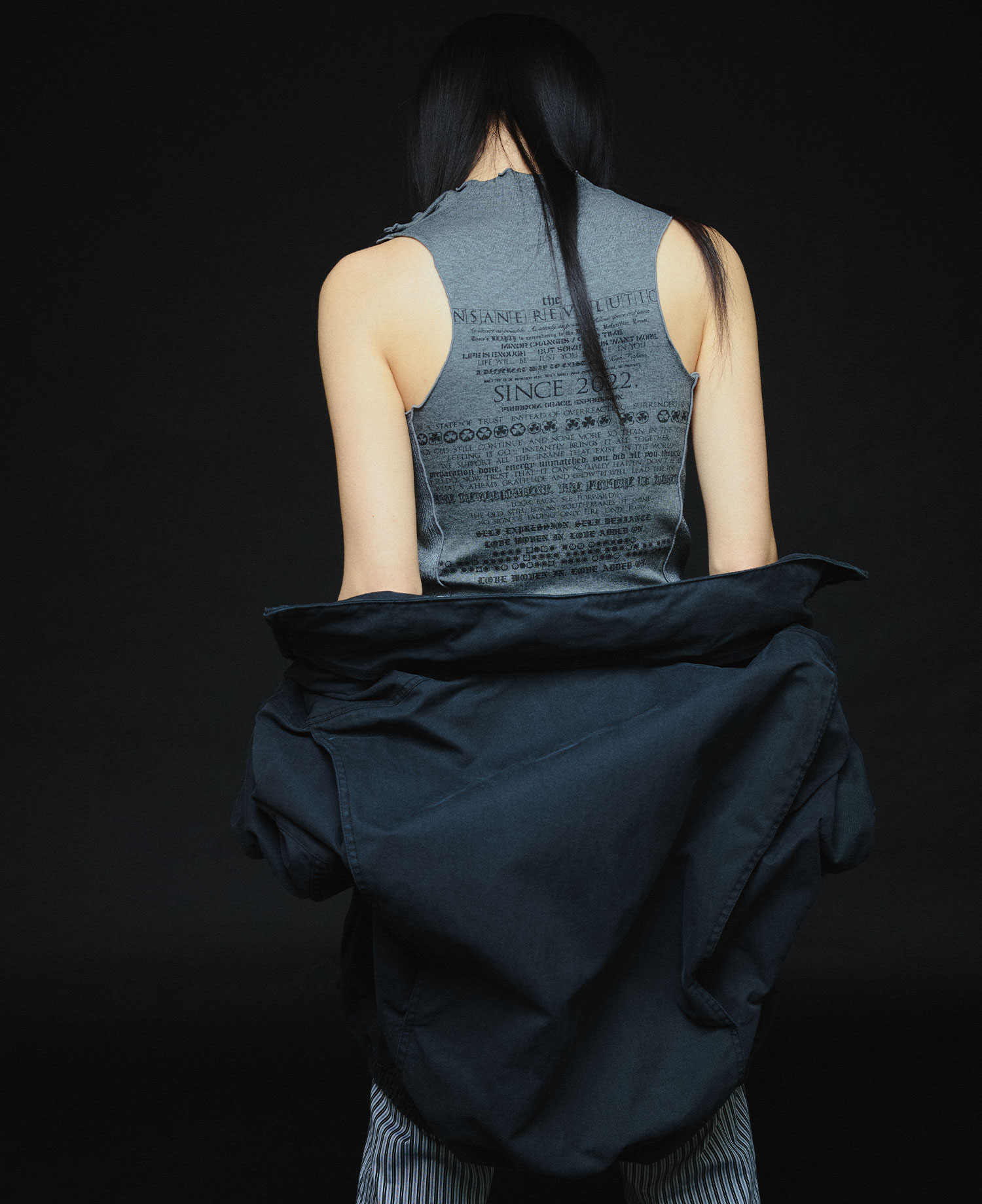 INSANE WOMEN HALF ZIP-UP SLEEVELESS_CHARCOAL