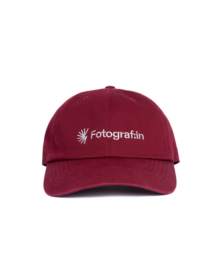 베를린포토북디스트리뷰션 Fotograf:in CAP (BURGUNDY)