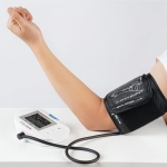 하트첵 팔뚝형 전자 혈압측정기 가정용 자동 혈압계