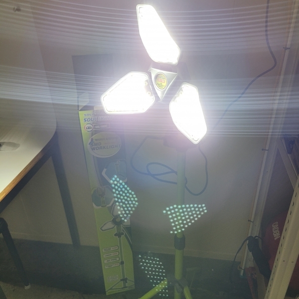 솔로 LED 워크라이트 SSL-1800 캠핑 랜턴 조명 해바라기 작업등 투광등 삼각대포함