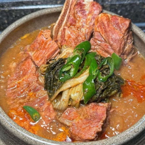 살코기 듬뿍 얼큰 우거지 뼈해장국 감자탕