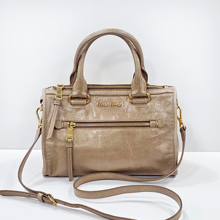 미우미우 비텔로샤인 모터백 금장로고 토트겸 숄더백